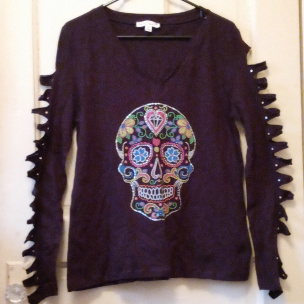 Black Skull Top with Arm cutouts. Size 2x